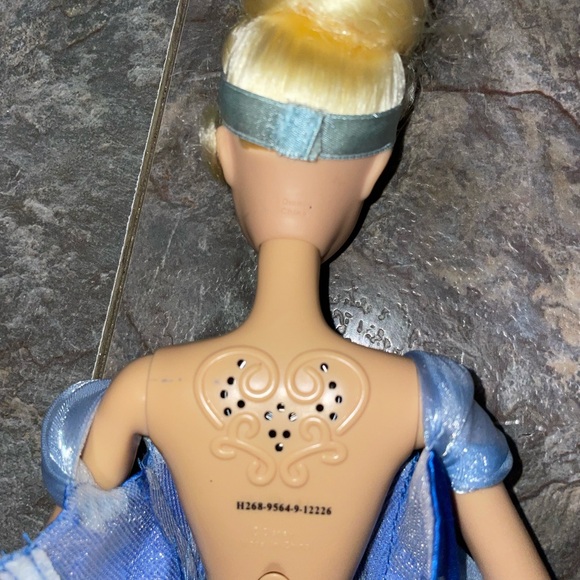 Disney Cinderella 17 inch singing version - Picture 3 of 3